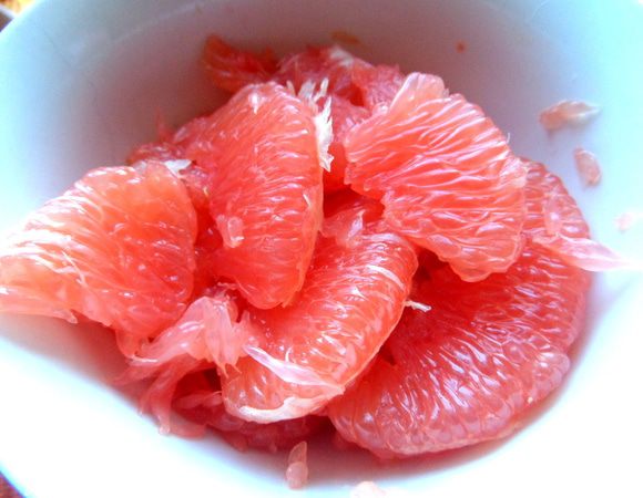 Грейпфрут очистить от всех перепонок и белой мякоти...Так я люблю себе делать,детям-посыпав сахаром)))