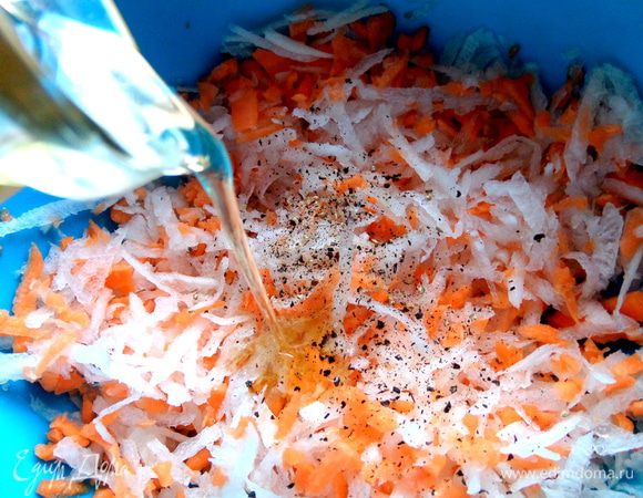 Полить маслом и добавить соль,перец...Желательно свежемолотый!