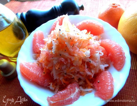 Выложить горкой,наверх смолоть чуть перца! Приятное сочетание,салатик пышет свежестью и сочностью...Съела за два раза,поэтому хватит на двоих)))