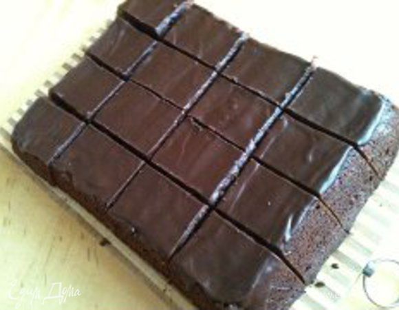 Остудить, смазать глазурью, нарезать на кусочки. 