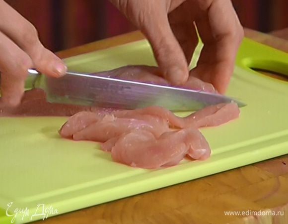 Индейку нарезать тонкими полосками.