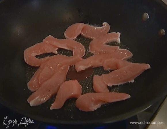 Разогреть в сковороде-вок оливковое масло и обжарить индейку до золотистого цвета.