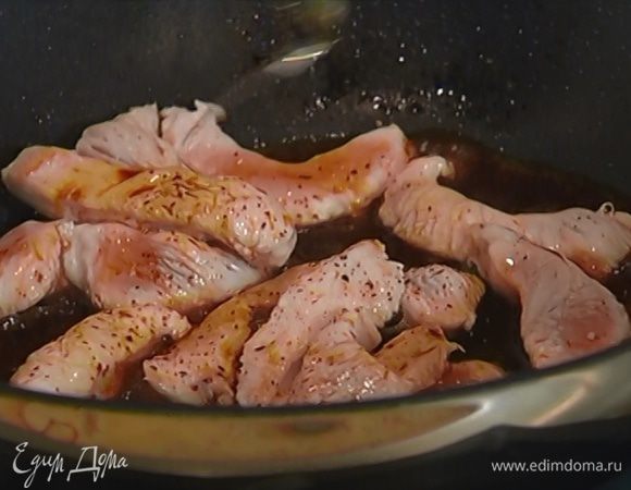 Добавить кунжутное масло, соевый соус и мед, всыпать пеперончино и кунжутное семя, все перемешать.