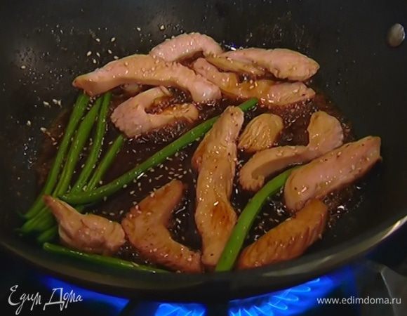 Выложить к индейке стручки фасоли и прогревать на среднем огне, пока соус слегка не уварится.