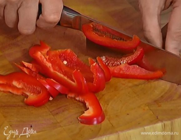 Сладкий перец, удалив семена, нарезать полосками.