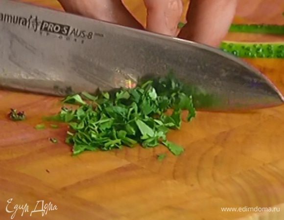 Кинзу мелко порубить.