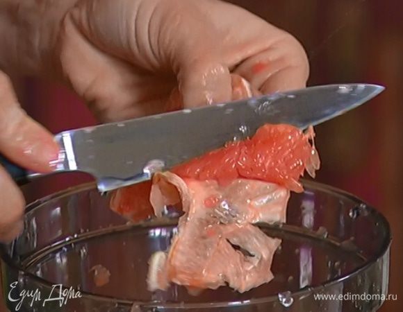 С грейпфрута срезать кожуру и вырезать мякоть из перепонок, сохранив выделившийся при этом сок.