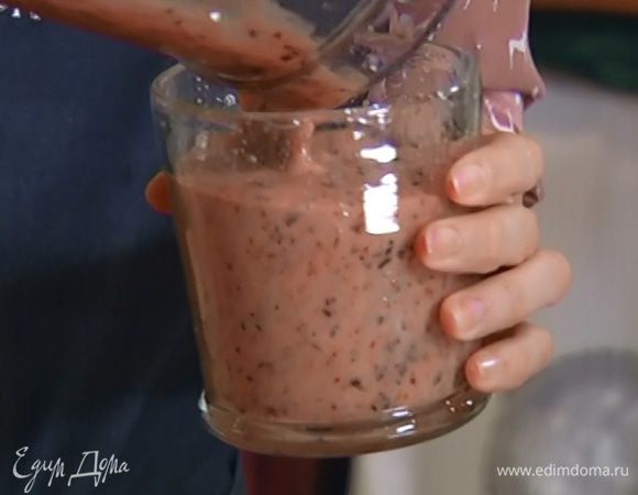 Нарезанный банан, чернослив, мякоть и сок грейпфрута взбить в блендере в однородную массу и разлить в прозрачные бокалы.