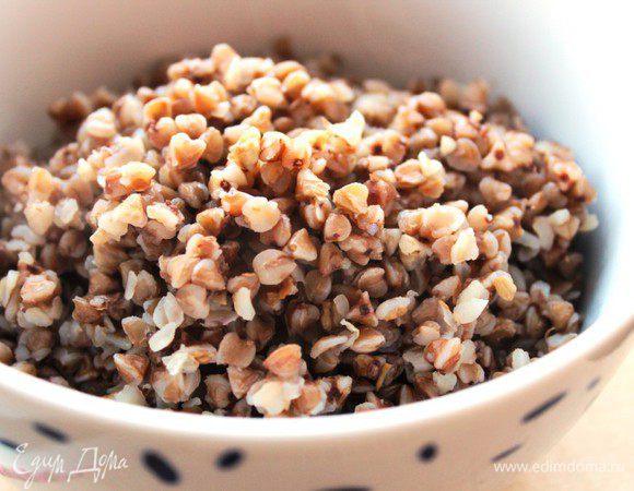 Сварить гречневую крупу. Нам понадобится 200 г уже готовой гречки.