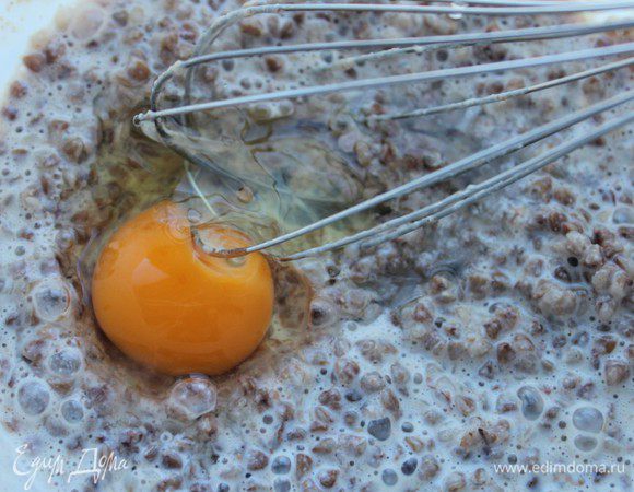 Дрожжи развести в теплом молоке, добавить 1 ст.л муки, перемешать  и оставить на 15-20 минут. Затем подмешать остывшую гречку, яйцо, масло, соль и оставшуюся муку. (Часть муки оставить для подпыления стола)