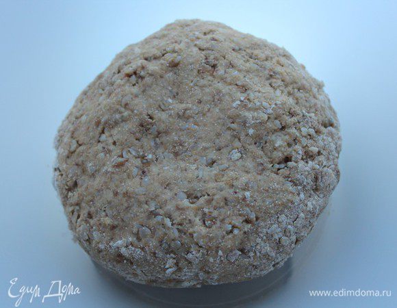 Замесить тесто и оставить его подходить на 1 час.