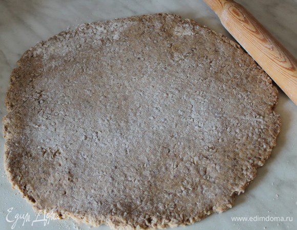 Раскатать тесто на присыпанной мукой поверхности в пласт  1 см.