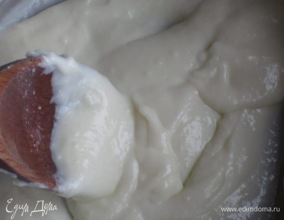 В сотейнике с толстым дном распустить  сливочное масло и подрумянить в нём муку 2 минуты, постоянно помешивая.Влить постепенно молоко и размешать,чтобы не было комочков. Соус варить,постоянно помешивая, до загустения. Посолить, поперчить, добавить мускатный орех, перемешать. Остудить.