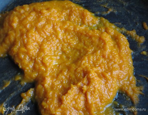 Пюрировать тыкву в блендере и подсушить на сухой сковороде с антипригарным покрытием,постоянно помешивая.