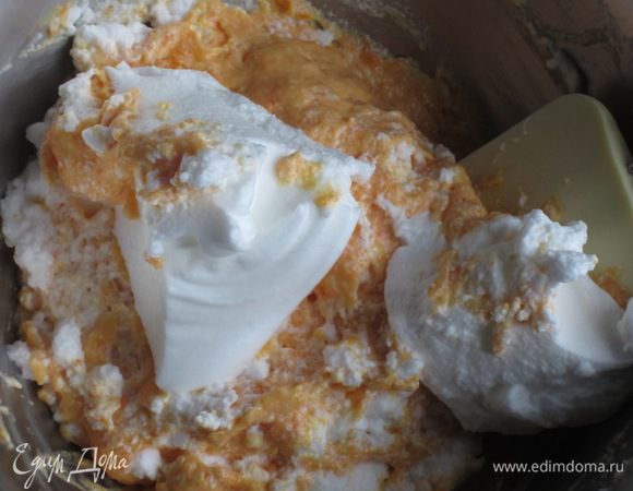 Белки взбить в крепкую пену и аккуратными движениями снизу-вверх ввести в массу.