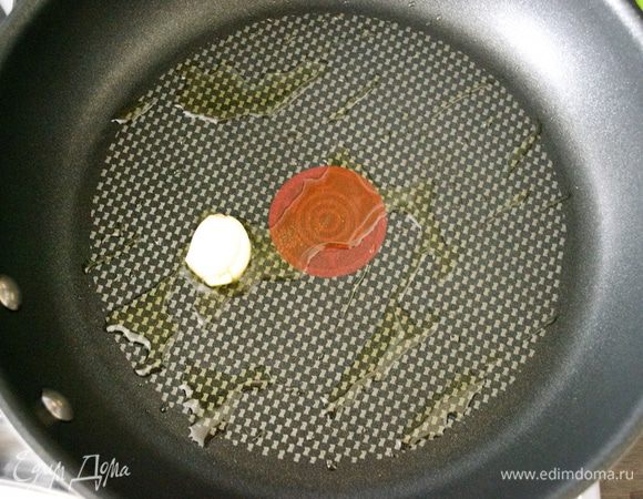 Начнем с приготовления традиционного французского песочного теста (Pasta Brisée). Думаю, что многие знакомы с этим тестом, и знают, какое оно приятное и легкое в работе! Я достаточно часто прибегаю к нему в своих рецептах... Особенно при изготовлении несладких открытых пирогов.
Для начала, приготовим "зеленое" тесто на шпинате. В сковороде разогреть оливковое масло и положить зубчик чеснока.   