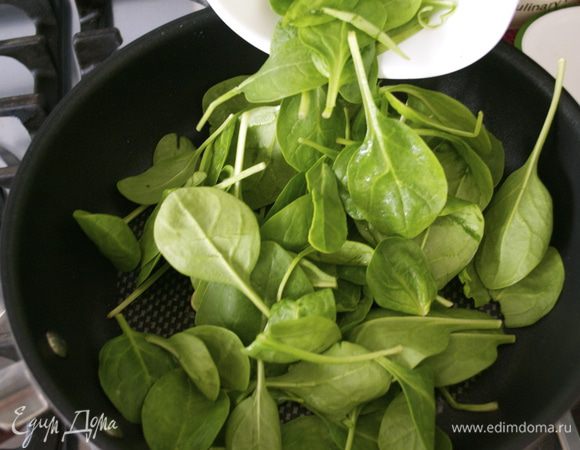Добавить свежий шпинат. Несколько минут, помешивая, готовить на сковороде.  