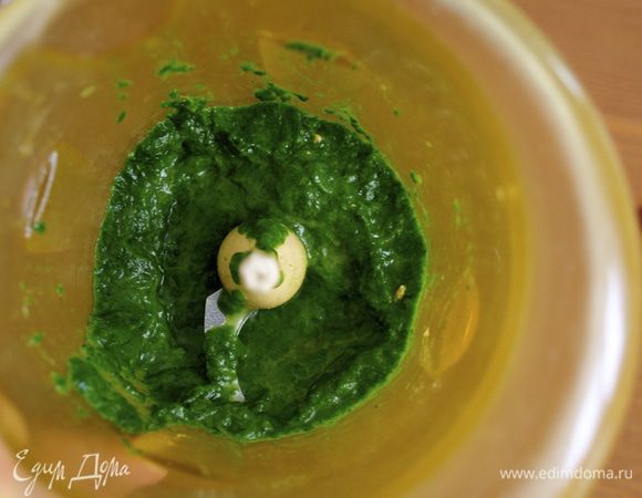 Измельчить с ледяной водой в маленьком блендере. (Я заранее отмерила и поставила в морозилку воду, необходимую для двух типов теста).