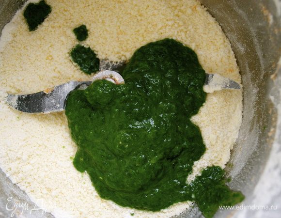 Добавить шпинатное пюре...