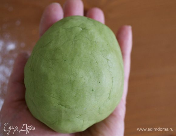 Из полученного теста сформировать шарик, завернуть в пищевую пленку и убрать в холодильник примерно на 1 час. 