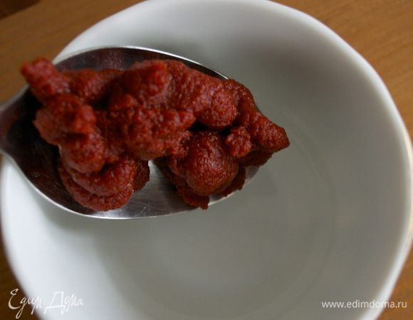 Для приготовления "оранжевого" теста развести томатную пасту (концентрат) в ледяной воде.