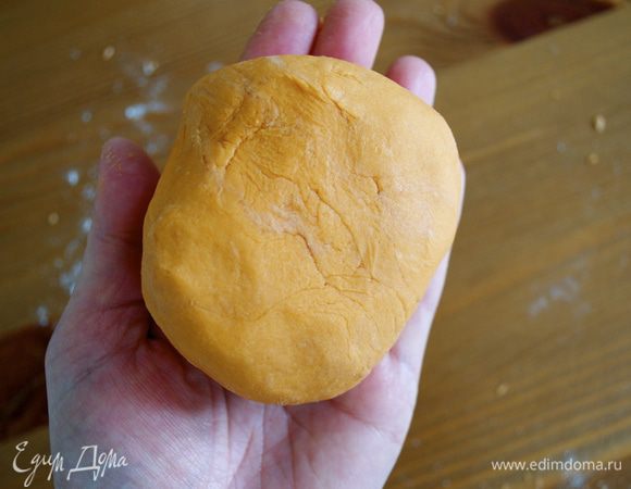 По тому же принципу, как приготовили "зеленое" тесто, делаем также "оранжевое"... (Муку растереть с маслом и добавить томатный концентрат) Готовое тесто сформировать в шар, завернуть в пленку и тоже убрать в холодильник. 