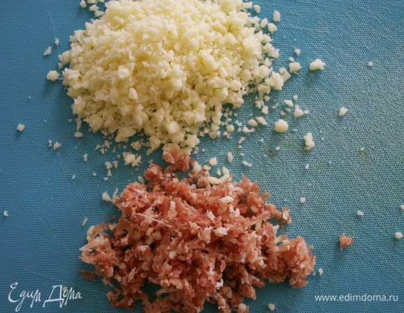 По истечении указанного времени приготовить начинки. Сыр и ветчину мелко нарезать-порубить. В качестве наполнения можно использовать любые варианты начинки, по Вашему вкусу. В рецепте-оригинале советовали (как вариант) использовать вяленые помидоры, маслины...  