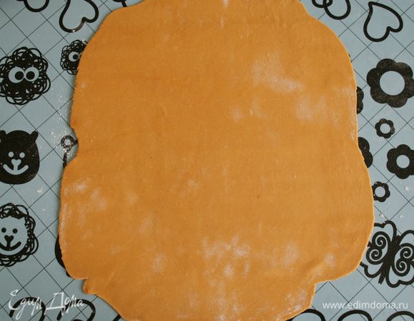 "Отдохнувшее" тесто достать из холодильника и раскатать в пласт толщиной 2 мм.