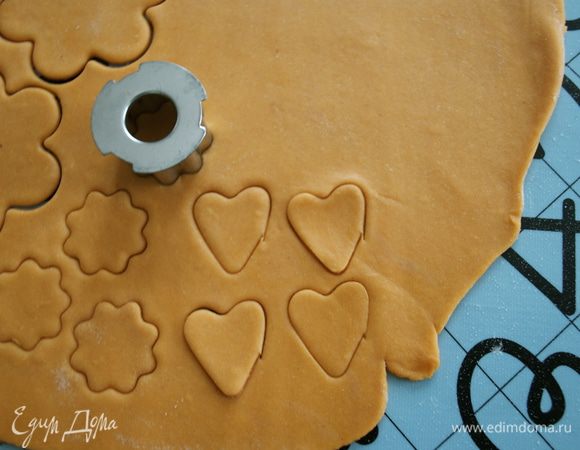 Для украшения подготовить и маленькие фигурки.