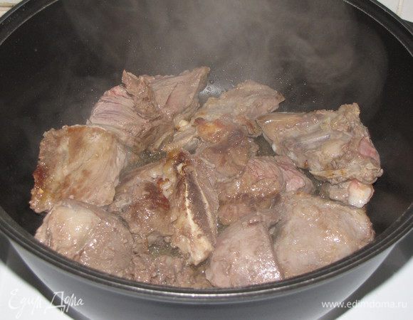 Перемешайте мясо и обжаривайте в собственном жиру на сильном огне до появления светло-золотистой корочки.