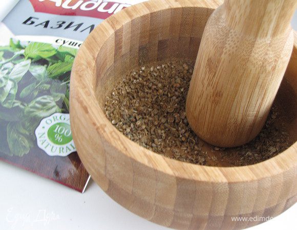 Зиру растереть с кориандром, добавить сухой базилик и перемешать.