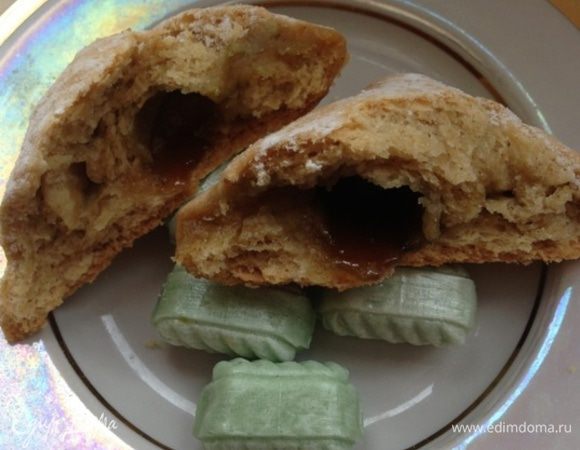 А это в разломе..
Печенье вкусное, мягенькое, со сладкой, тягучей и ароматной начинкой!
Угощайтесь!!