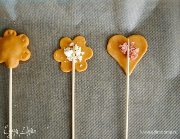 В центре поместить бамбуковую палочку (шпажку). 