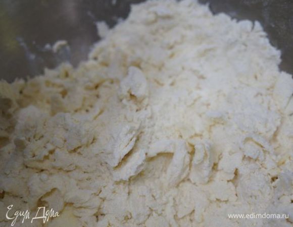Масло перетираем в крошку с сахаром и мукой.