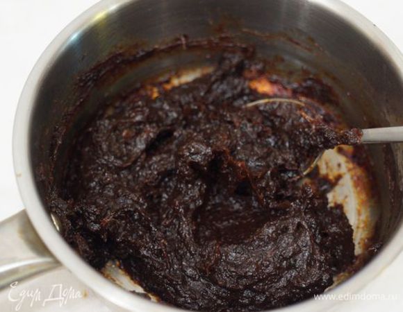 Фруктовую массу пюрировать (легко с помощью погружного блендера) и остудить.