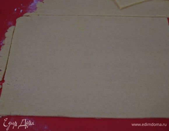 Тесто раскатать в достаточно тонкий пласт, разрезать на 3 полосы 30*10 см.