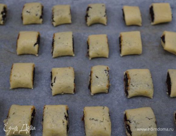 Разрезаем на небольшие порции, выкладываем на противень (застелить пергаментом), выпекать при 180"С до золотистого цвета около 15 минут.