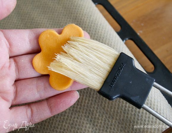 Вторую половинку смазать яичным белком.