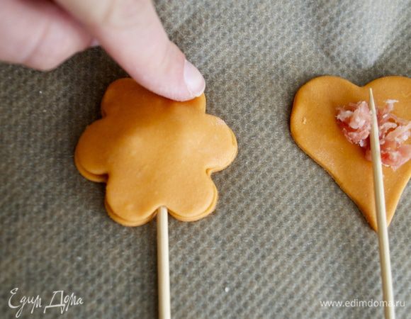 Накрыть ею первую половинку и слегка придавить по краям. Точно также проделать со всеми "пирожками"... Края пирожков можно украсить по Вашему усмотрению (дырочки, углубления, надрезы).