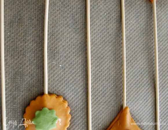 Еще для украшения можно слегка смазать белком и уложить фигурку меньшего размера, чередуя цвета. (белка наносите совсем немного, здесь уместнее использовать не силиконовую кисточку, а с натуральной щетиной).