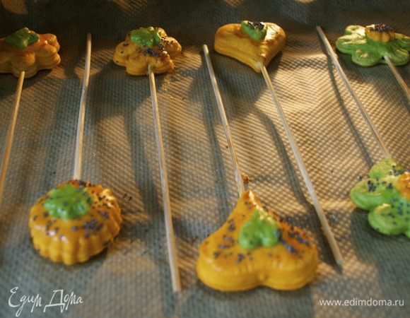 Готовые "пирожки" выпекать в заранее разогретой до 190 С духовке 15 минут.