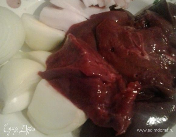 А вот и сами продукты. С сала снимаем шкурку (если она есть) и нарезаем большими кусками. Печень очищаем от пленок и тоже режем на кусочки, лук- на четвертинки.