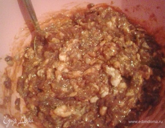 Пропускаем лук, сало и печень через мясорубку.