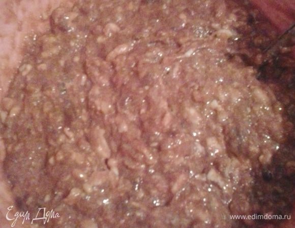 В подготовленный фарш добавляем яйцо, манную крупу, солим и перчим по вкусу. Даем фаршу отдохнуть минут 15-20.