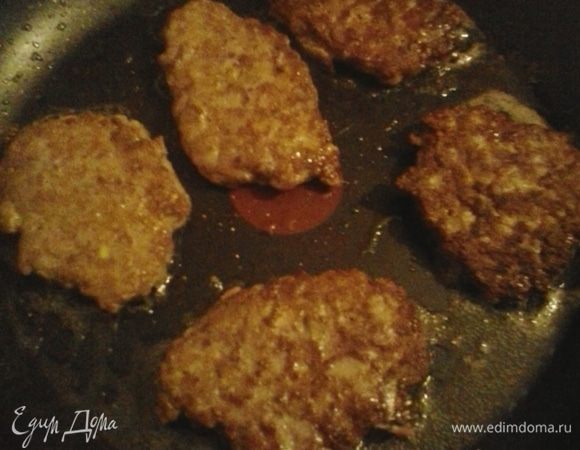"Отдохнувший" фарш выкладываем на раскаленную сковороду при помощи ложки в виде тоненьких оладушек и жарим с двух сторон.