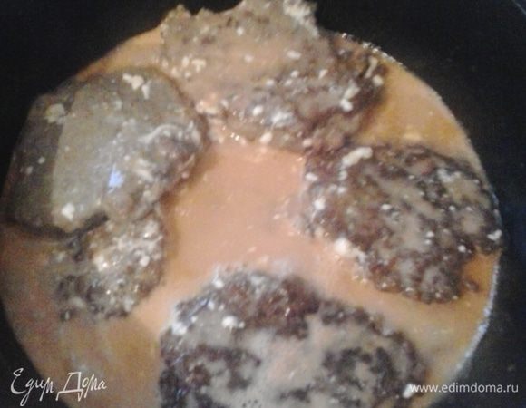 Готовые оладьи складываем в кастрюлю с толстым дном (у меня казан). Для соуса разводим в 500 мл воды майонез и томатную пасту, солим, перчим и сладим по вкусу (я люблю сладковатые соусы). Заливаем этим соусом котлеты и ставим на медленный огонь минут на 20. Подаем с картофельным пюре и маринованными огурчиками. Приятного аппетита!!!!