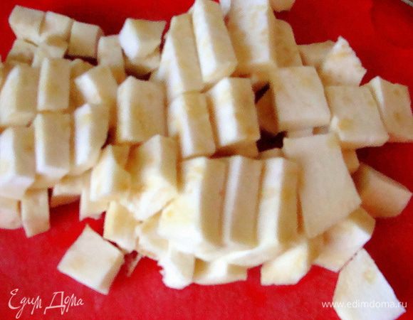 Корень сельдерея очистить, порезать и поставить варить.