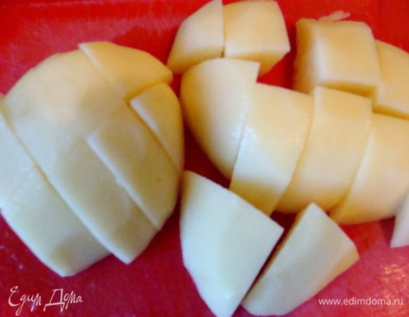 Картофель почистить, порезать в несколько раз крупнее сельдерея, добавить в кастрюлю.