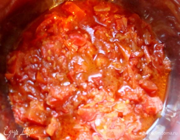 Лук порезать, обжарить, добавить мелко порезанные помидоры, протушить до готовности, посолить.