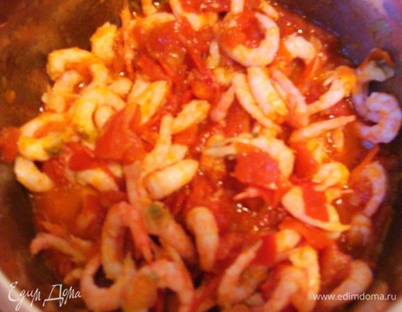 Я использовала обыкновенные креветки, очистила их и добавила к помидорам. Считаю, что они значительно вкуснее очищенных, но можно использоаать и такие, кому лень возиться. 